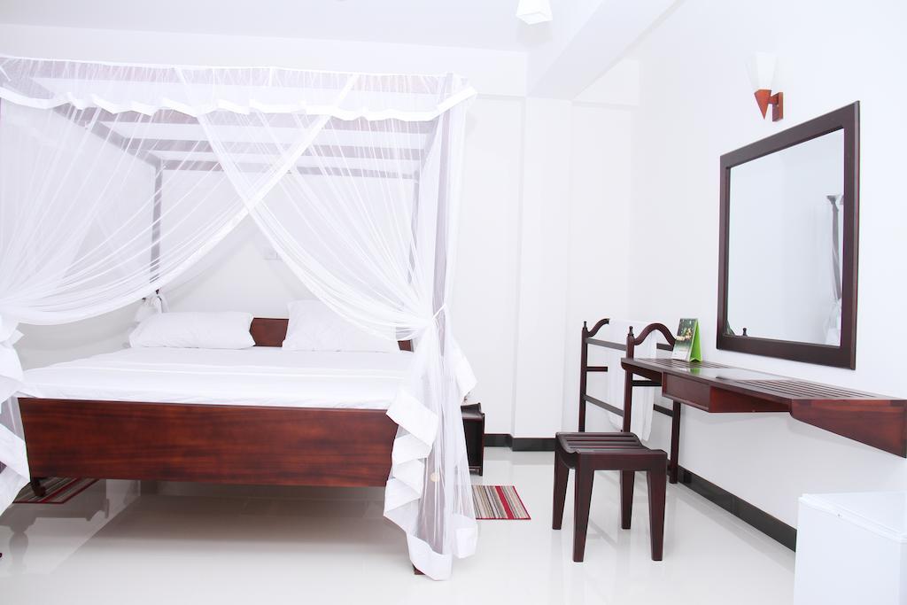 Villa Dineha Hikkaduwa Bagian luar foto