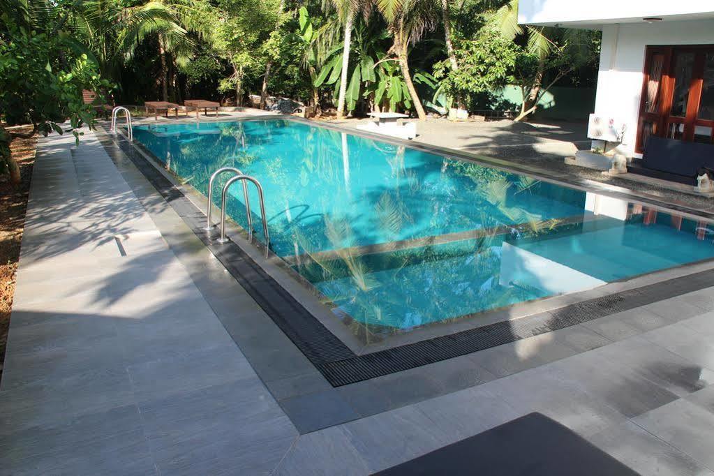 Villa Dineha Hikkaduwa Bagian luar foto